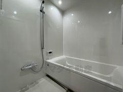 1日の疲れを癒すくつろぎのバスルーム。足を伸ばしてもゆったりと入れるサイズです。お子様と一緒にお風呂に入っても狭くないですね＾＾