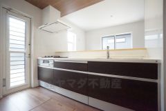 対面式キッチンなのでリビングにいるご家族とコミュニケーションを取りながら洗い物や、お料理が楽しめそうですね＾＾