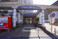 清潔感あふれるエントランス＾＾ マンション入り口は管理が行き届いているため、む人に心地よさと安心感を与えます＾＾