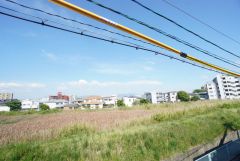 目の前に日差しを遮る建物がないので、日当たり＆風通し良好です＾＾心地よい自然の光や風を感じることができ、ほどよく開放感のある空間がつくれます。