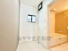 室内干しも可能。隣の浴室でそのまま浴室乾燥機もかけれます＾＾