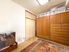 リビング隣には、ホッとできる和室を用意。客間としてはもちろん、お子様のお昼寝スペースや書斎としても活躍してくれそうです＾＾ 