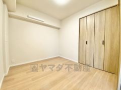 4.1帖洋室。家具を選ばないナチュラルなフローリングとシンプルなクロスです＾＾