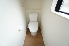 ウォシュレット、暖房便座、節電・節水機能など、使い勝手のよい高機能トイレです。