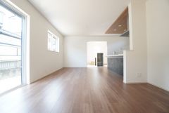 大きな掃き出し窓のあるリビングは、陽光あふれる明るい空間です。ゆったりと寛げる憩いの場となりそうです。