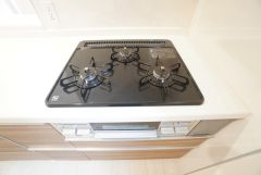3種類の料理が同時に調理できる、3口ガスコンロ。忙しい夕食の支度時間が短縮できて効率よくお料理が楽しめます。