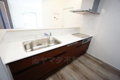 収納も、作業スペースも広々と設けられた使いやすいシステムキッチンです＾＾カウンターキッチンなので、ご家族と会話をしながら楽しくお料理ができます＾＾
