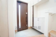 ご家族の靴をスッキリと片付けられるシューズボックス付きの玄関です＾＾スッキリと片付いた玄関は気持ちがいいです。