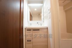 三面鏡裏収納付き洗面化粧台です＾＾ 歯磨きセットやスキンケア用品などの収納に便利ですね。 向かいにランドリースペースあり。 