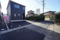 前面道路は北側約4.02ｍの公道に面しています。 住人以外の車の進入も少なく、小さなお子様を持つご家庭にも安心です。 