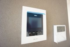 防犯性、セキュリティ対策に安心できるテレビモニター付きインターフォンです。セールスマン対策にもなり安心できます。