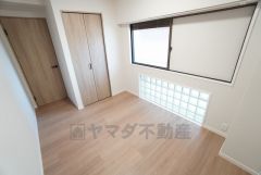 5.3帖。採光を確保した明るい室内は、風通しも良く、大変居心地の良い空間となっております。日当たりがよく、子供部屋としての利用もおすすめ。 