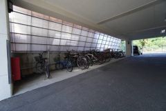 敷地内駐輪場有。通勤・通学の際も気軽に自転車を利用できます。屋内なので雨の時も安心です。