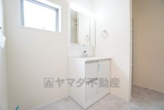 三面鏡裏収納付き洗面化粧台です＾＾ 歯磨きセットやスキンケア用品などの収納に便利ですね。 生活感も隠すことができ、来客時にも安心です。