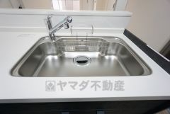 大きなお鍋も楽々洗える幅の広いシンクです＾＾ステンレスシンクなので簡単にお掃除できますよ。洗剤やスポンジもすっきりできる収納付き。