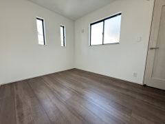 2面採光を確保した明るい室内は、風通しも良く、大変居心地の良い空間となっております。日当たりがよく、子供部屋としての利用もおすすめ。