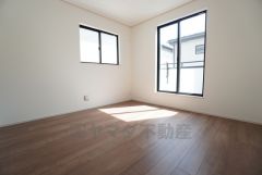 主寝室としてお使いいただけそうなこちらのお部屋は、日当たりが良く、爽やかな風を感じて起きる朝は、快適生活の始まりに。