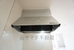 コンロ上には換気扇完備＾＾すぐ横に小窓が設けられているので、換気扇と合わせてWで換気できます＾＾