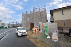 現地（2026年8月）撮影。駐車スペースはゆとりある3台分を確保。マイカー用に、お客さま用に、余裕を持ってご利用いただけます＾＾