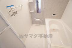 1日の疲れを癒すくつろぎのバスルーム。足を伸ばしてもゆったりと入れるサイズです。お子様と一緒にお風呂に入っても狭くないですね＾＾