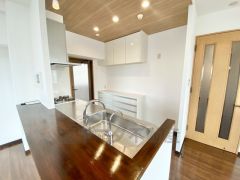 カウンターキッチン。ちょっとした休憩やパッと済ませたい朝食時などに活用いただけます。作業スペースが広がるのが嬉しいポイント＾＾