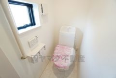 1階2階の2ヶ所にトイレがありますので、忙しい朝にも家族に気を使わず、ゆとりが生まれますね＾＾ 小窓付きで換気する時に便利です＾＾