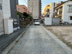 前面道路は南側約4ｍの私道に面しています。 住人以外の車の進入も少なく、小さなお子様を持つご家庭にも安心です。 