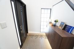 採光も考えられた明るい玄関です。シューズボックス付きなので、家族全員の靴がきれいに整頓できます＾＾ 土間部分もゆとりのある広さで、ベビーカーやゴルフバッグなどもスッキリ収納出来そうですね＾＾ 