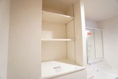 バスタオルや着替えなど置くことができる棚を設置。