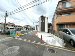 前面道路は南東側約4ｍに面しています。