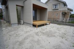 ゆとりある庭を備え、ガーデニングや家庭菜園、お子様の遊び場など多彩に活用可能。暮らしに自然の心地よさを取り入れられる空間です＾＾