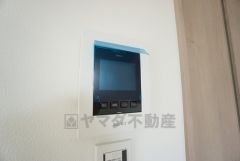 防犯はもちろん、セールスマン対策にもなるモニター付きインターホンです。 来訪者の顔が見えるので安心ですね＾＾