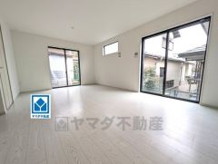 窓から光が差し込む明るいリビングダイニングです＾＾