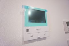 防犯性もばっちり、TVモニター付きインターホン完備。大きなモニターで玄関先を確認できます。録画機能が付いているので不在時の訪問者も確認できて安心です＾＾