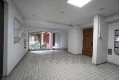 清掃の行き届いたきれいなエントランス。