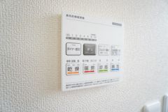 浴室暖房乾燥機には、暖房、乾燥、涼風、換気の4つの機能が付いています。タイマー付きです。換気・雨の日の洗濯も安心です＾＾
