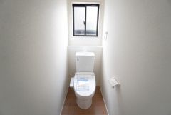 温水洗浄機付トイレです。節水機能もあるので、安心して使えますね。