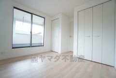 2階5.7帖洋室。 主寝室としてお使いいただけそうなこちらのお部屋は、日当たりが良く、爽やかな風を感じて起きる朝は、快適生活の始まりに。