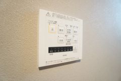 雨の日の洗濯も安心できる浴室暖房乾燥機付き浴室。リモコンで操作もボタン1つで簡単。