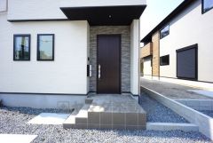 落ち着いたブラウントーンの玄関。
