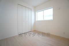 4.5帖洋室。 家具を選ばないナチュラルなフローリングとシンプルなクロスです＾＾ 日当たりもよく、子供部屋としての利用もおすすめ。