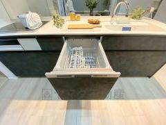 炊事時間を大幅に短縮できる食器洗浄乾燥機付き＾＾食器を洗う手間が減るので家族とのコミュニケーションの時間や自分の時間が増えますね。