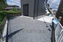 お庭付き。夏休みにはお子様の家庭用プールもできちゃいます＾＾他にもガーデニングやBBQなど楽しみの増えるお庭です＾＾