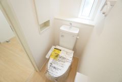 温水洗浄機付トイレです。節水機能もあるので、安心して使えますね。もちろん、1階2階の2ヶ所にトイレがあるので、忙しい朝にもゆとりができますね。
