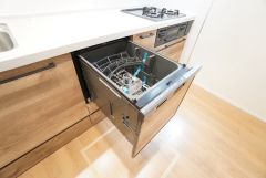 炊事時間を大幅に短縮できる食器洗浄乾燥機付き＾＾食器を洗う手間が減るので家族とのコミュニケーションの時間や自分の時間が増えますね。
