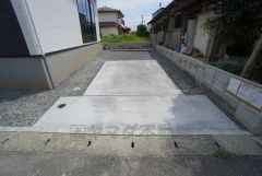 カースペースはお家を挟んだ両脇に2台分を確保＾＾