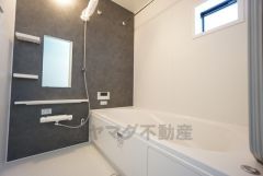 1日の疲れを癒すくつろぎのバスルーム。足を伸ばしてもゆったりと入れるサイズです。お子様と一緒にお風呂に入っても狭くないですね＾＾