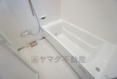 1日の疲れを癒すくつろぎのバスルーム。足を伸ばしてもゆったりと入れるサイズです。お子様と一緒にお風呂に入っても狭くないですね＾＾