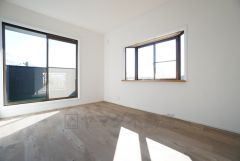 2面採光を確保した明るい室内は、風通しも良く、大変居心地の良い空間となっております。日当たりがよく、子供部屋としての利用もおすすめ。