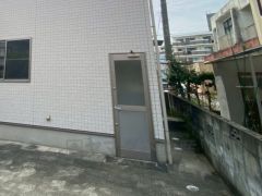 家庭ごみの仮置きに重宝する勝手口付き。勝手口があることで、通風・採光の確保になります。